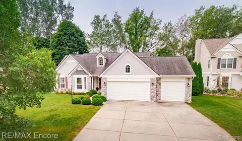 6316 Heron Ct, Clarkston, MI 48346
