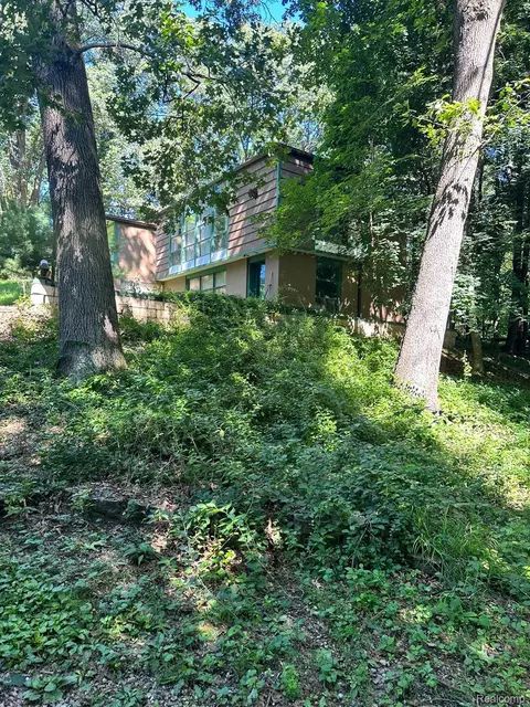 24179 Locust St, Farmington Hills, MI 48335