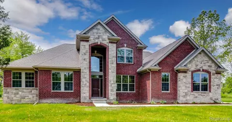 2784 Turning Leaf Dr, Genoa, MI 48843