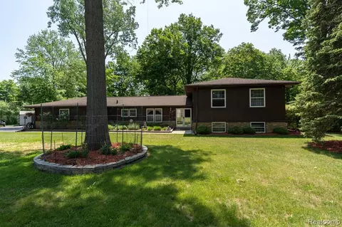 25130 Springbrook Dr, Farmington Hills, MI 48336