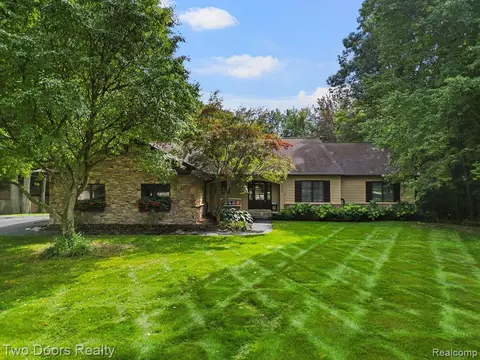 4300 Crystal Creek Dr, Lake Orion, MI 48362
