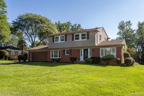 2641 Bridle Rd, Bloomfield Hills, MI 48304