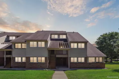 2818 Davison Ave, Auburn Hills, MI 48326