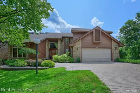 3669 Quail Hollow Dr, Bloomfield Hills, MI 48302