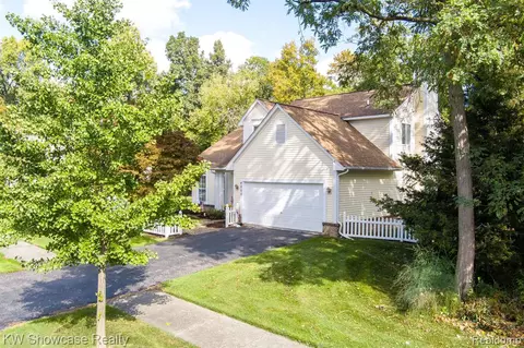 4660 Commerce Woods Dr, Commerce Twp, MI 48382