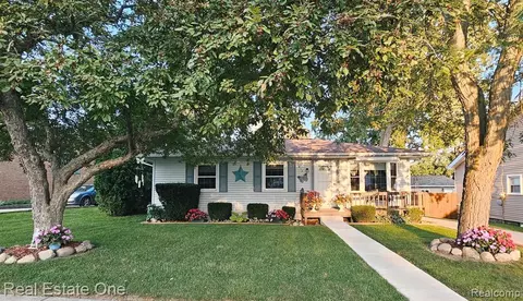 413 Bristol St S, Almont, MI 48003