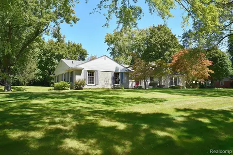 933 Hickory Heights Dr, Bloomfield Hills, MI 48304