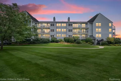 3565 Port Cove Dr #78, Waterford, MI 48328
