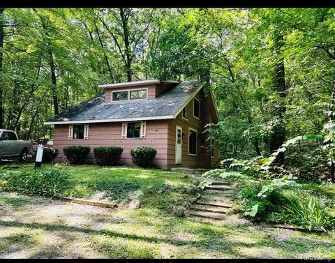 8611 Thendara Blvd, Clarkston, MI 48348