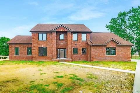 25335 Cedar Creek Dr, Brownstown, MI 48134