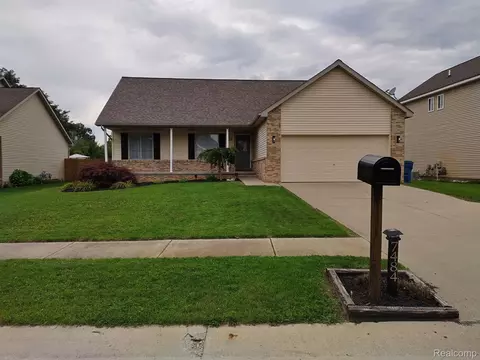 7484 Walnut Dr, Goodrich, MI 48438