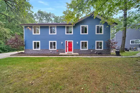 5092 Chestershire Dr, West Bloomfield, MI 48322