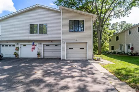 838 Corners Ct, Orion, MI 48362