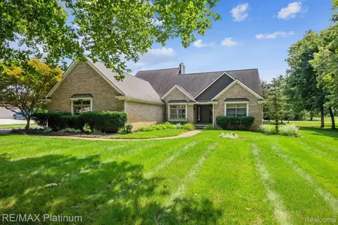 12645 Ann Lynn Dr, Green Oak, MI 48178