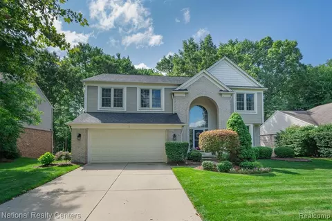 3809 Acadia Dr, Lake Orion, MI 48360
