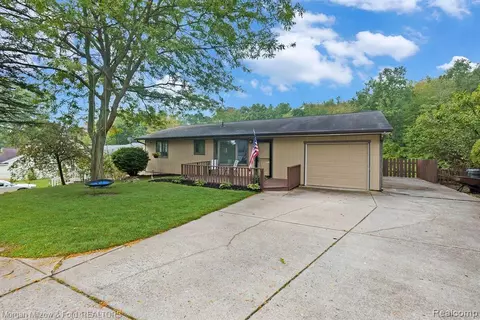 9045 Sherwood Dr, Davisburg, MI 48350