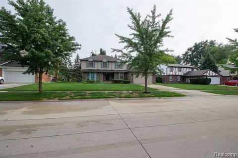2072 E Highbury Dr S, Troy, MI 48085