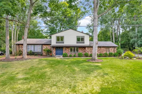 2049 Shore Hill Dr, West Bloomfield, MI 48323