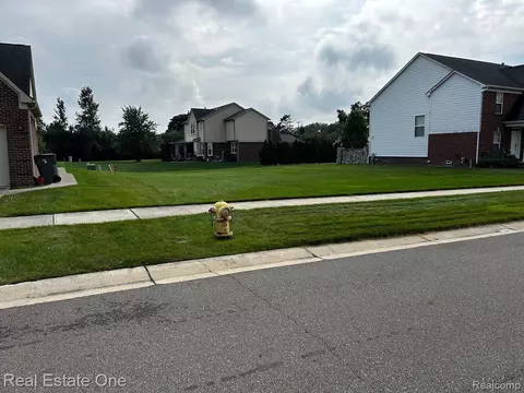 21056 Oak Ridge Dr, Clinton, MI 48036