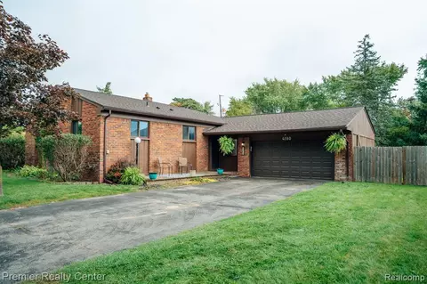 4180 Eagles Nest Dr, Waterford, MI 48329