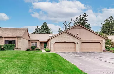 2125 London Bridge Dr, Rochester Hills, MI 48307