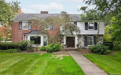 1084 Brookwood St, Birmingham, MI 48009