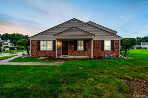 15775 Charleston Dr, Clinton Township, MI 48038