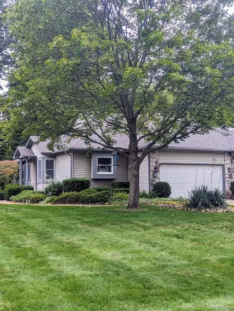 2292 Golden Pond, Fenton, MI 48430