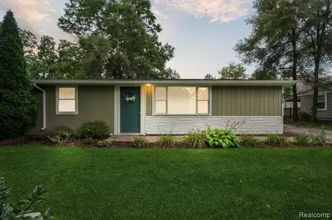 870 Pine Tree Rd, Lake Orion, MI 48362