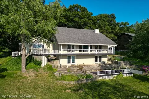 959 Manitou Ln, Lake Orion, MI 48362