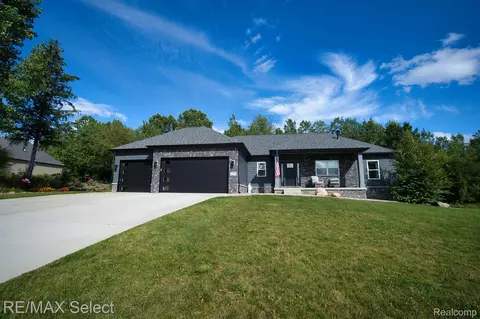 12391 Wolfberry Crt Ct, Fenton, MI 48430