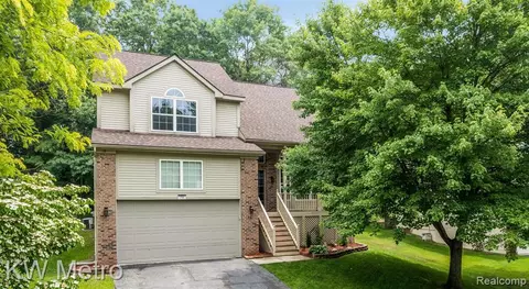 78 Shorewood Ln, Howell, MI 48843