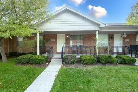 25777 Village Ln, Warren, MI 48089
