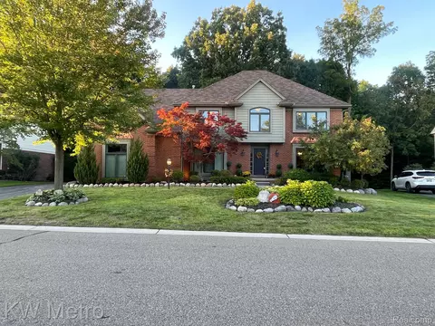 40122 Woodside Dr N, Northville, MI 48168