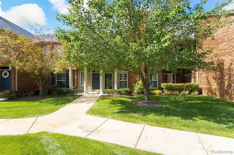 5293 Brookemonte Cir, Rochester, MI 48306