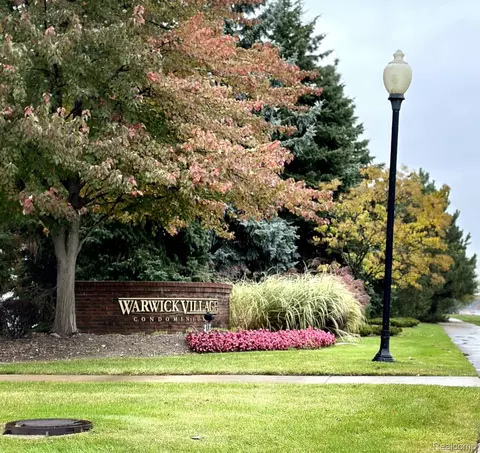 16441 Chatham Dr #189, Macomb, MI 48044