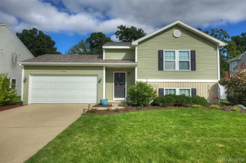 3704 Amber Oaks Dr, Howell, MI 48855