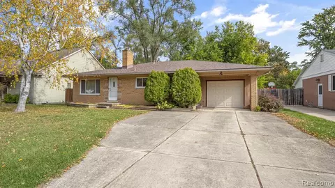 10424 Laurel St, Livonia, MI 48150