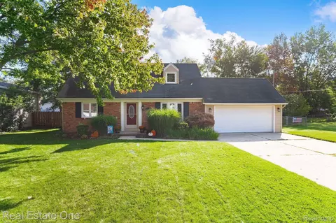 9163 Glasgow Dr, White Lake, MI 48386