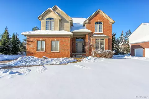 27829 Larson Ln, Farmington Hills, MI 48331