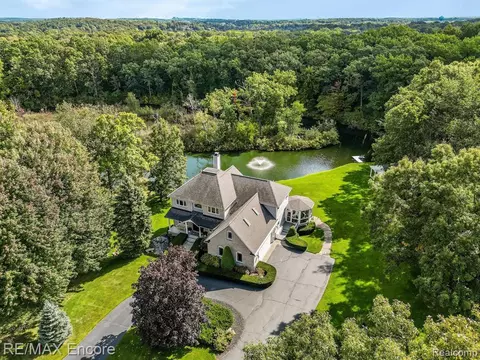 6588 Willowbrook Dr, Clarkston, MI 48346