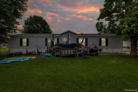 4441 Rainbow Ln, Flint, MI 48507