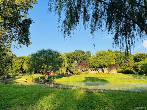 16301 Windy Knoll Dr, Groveland, MI 48442