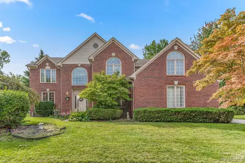 2036 Oakwood Dr, Troy, MI 48085