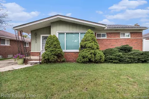 8423 Winston Ln, Dearborn Heights, MI 48127