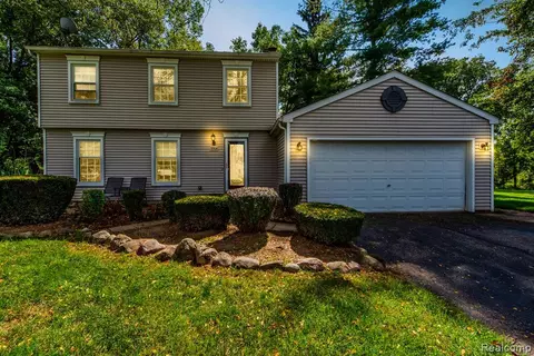 13304 Sequoia Ln, South Lyon, MI 48178