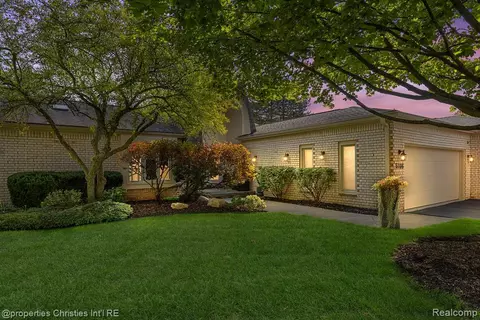 5106 Woodlands Trl, Bloomfield Hills, MI 48302