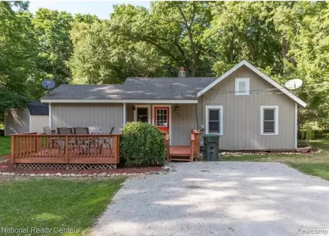 6261 Buckshore Dr, Whitmore Lake, MI 48189
