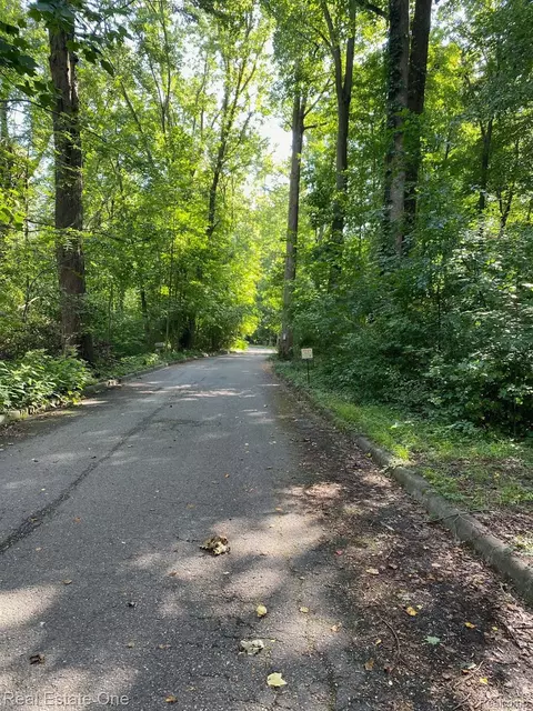 2654 Indian Trail Dr, Hamburg, MI 48169