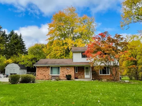 2510 S Hickory Ridge Trl, Milford, MI 48380